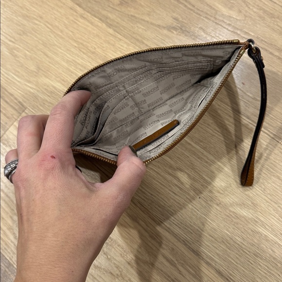Michael Kors Fulton Large Top Zip Leather Wristlet Clutch Wallet in \
